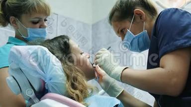 去看牙医。 与正畸医生协商，安装牙套和纠正错误